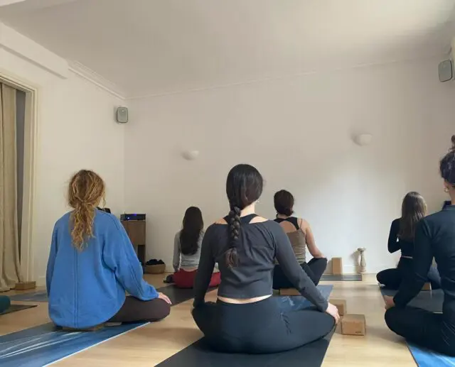 el templito y vosotras últimamente 💙Este mes es una invitación a comenzar con calma y determinación. A confiar en que cada paso puede ser una oportunidad para aprender, reajustar y crecer. Dar la bienvenida a lo que empieza no implica saberlo todo, sino estar disponibles para la experiencia con atención, apertura y respeto por el proceso.Y es que cada inicio tiene su propia cualidad. A veces llega con claridad y entusiasmo; otras, con una mezcla de ilusión y cautela.#yoga #yogapractice #newbeginnings #asana