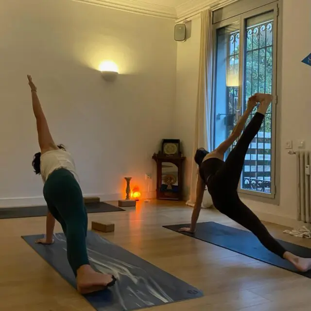 Enero suele llegar con impulso, intención y movimiento. Antes de seguir avanzando, te invitamos a hacer una pausa consciente para mirar cómo ha sido este comienzo de año desde dentro.Escribir puede ser una forma sencilla de escuchar y de integrar lo vivido.Antes de empezar el siguiente mes, te invitamos a tomar unos minutos contigo.• ¿Qué ha necesitado tu cuerpo este enero?
• ¿Qué quiero soltar antes de avanzar?
• ¿Desde dónde quiero moverme en el próximo mes?Tómalo como un espacio de presencia, sin prisa ✨Nos vemos en el mat 🫂#asanapractice #yoga #yogabarcelona #practice