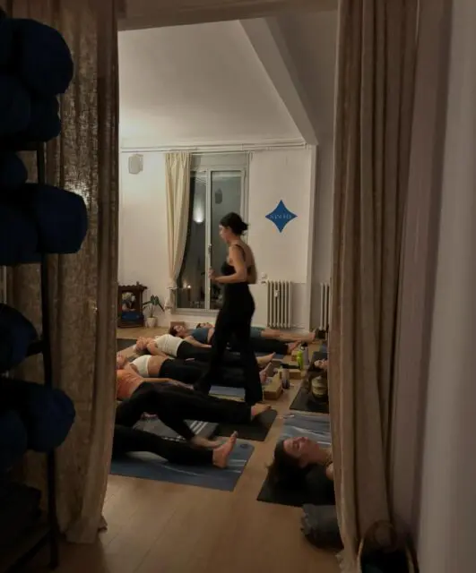 A veces, la meta no es lograr más, sino estar más presente.Esta próxima semana no busquemos la velocidad, busquemos la firmeza en el cuerpo, el silencio en la mente y esa conexión con lo que verdaderamente importa.Menos ruido, más raíz 🌿¿Cómo te quieres sentir tú estos próximos días? Os leemos en los comentarios#yoga #presence #asana #stillness