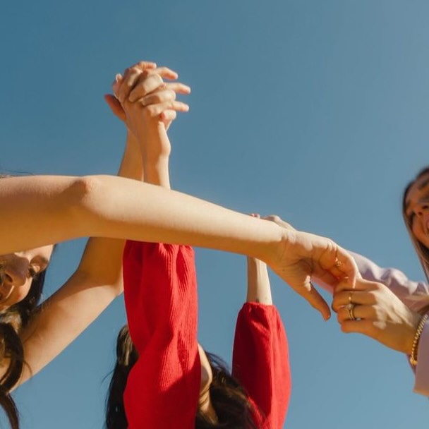 Queremos que el Blue Monday sea un poco más amable >> te invitamos a una de nuestras clases.Una invitación a compartir y encontrarnos.Menciona a esa persona que aporta luz los días más grises y participa.La conexión está en el centro de todo lo que hacemos en Sangha: compartir, sostenernos y encontrarnos a través de la práctica. A veces, el mejor regalo es practicar en compañía.Sigue a @sanghastudio_bcn
Comenta a quién le vendría bien la clase y por quéSuerte 🤍 el viernes 23 estate atenta#yoga #practice #giveaway #barcelona #yogastudio